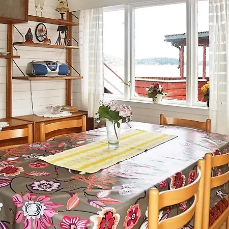 Casa vacanze Three-bedroom Holiday In Rubbestadneset